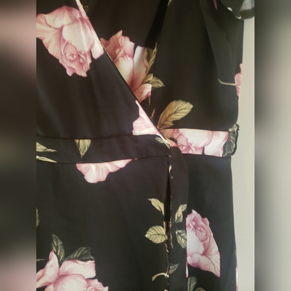 Dynamite floral wrap dress size small - Picture 3 of 3